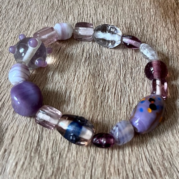 handmade lavender, purple, white glass hand painted beaded elastic bracelet - Picture 12 of 13